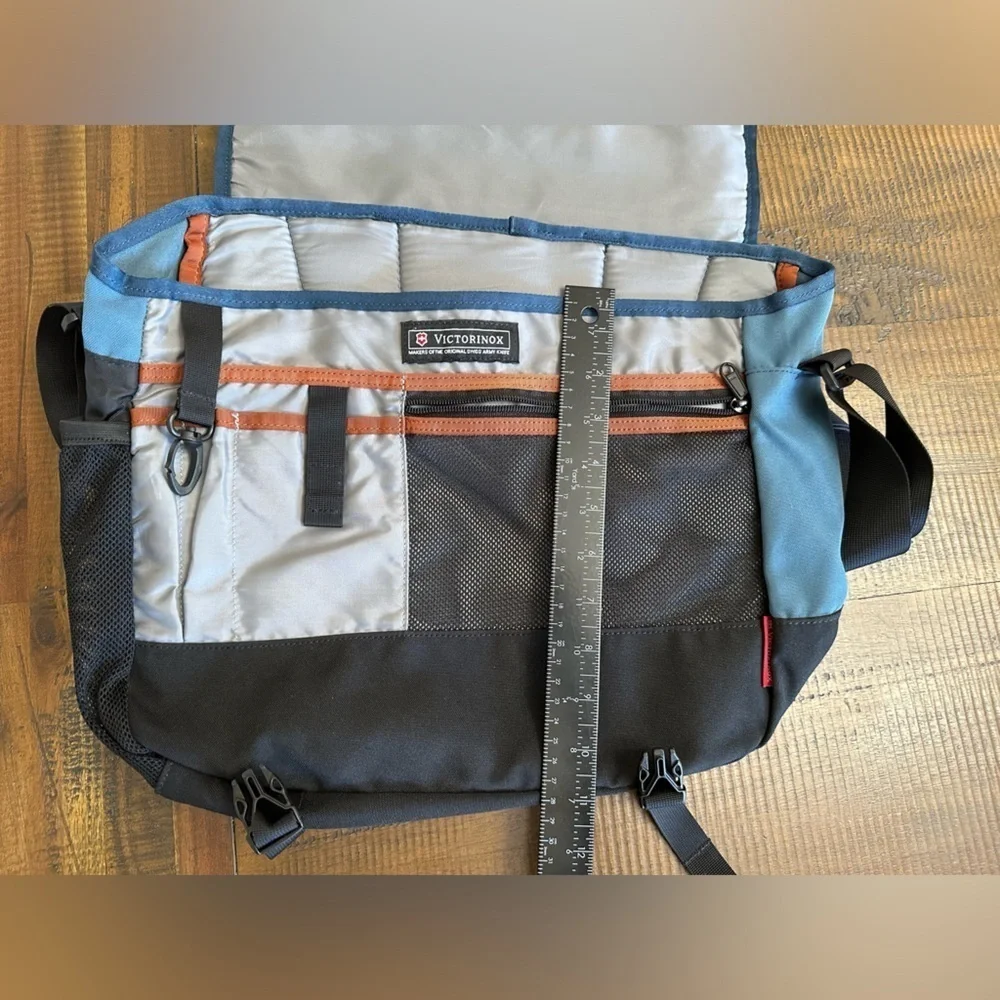 Victorinox messenger bag flap buckles lots of storage laptop book bag like new